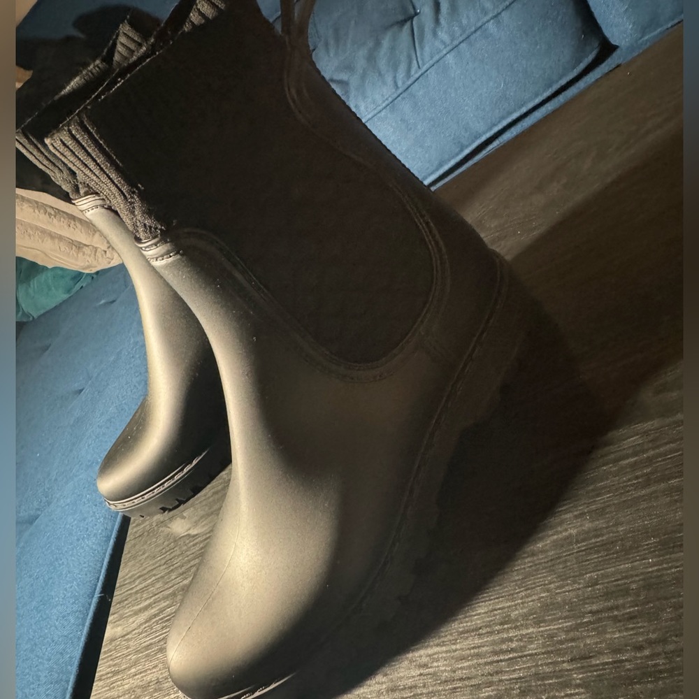 SOLD. Black rain boots with stretchy lining. Never been worn. Brand new size 9. - Picture 1 of 7